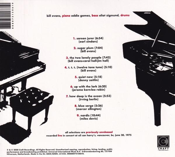 Achterkant van een cd-hoesje met piano en muzieknoten links en piano rechts.