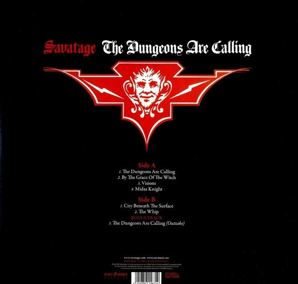 Albumcover: Savatage, The Dungeons Are Calling. Enthält ein rotes Logo und eine Titelliste auf schwarzem Hintergrund. Seite A und B sind aufgeführt.