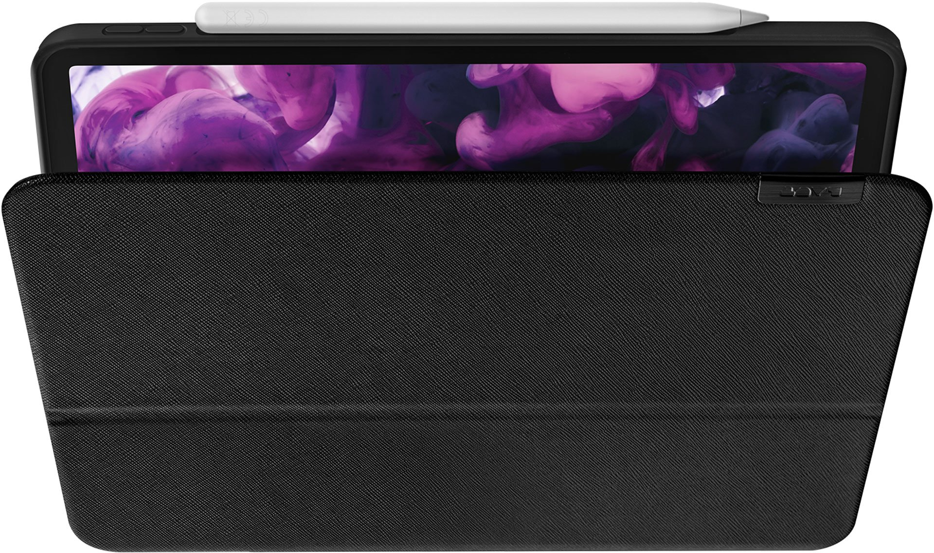 Un tablet nero in una custodia nera con una penna bianca. Il display mostra forme viola e rosa.