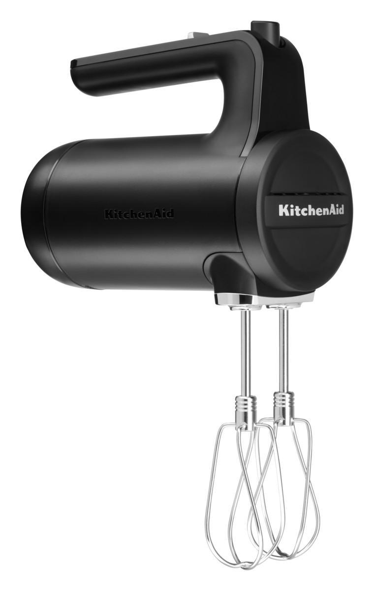 Schwarzer KitchenAid Handmixer. Er hat zwei Schläger und das KitchenAid-Logo an der Seite.