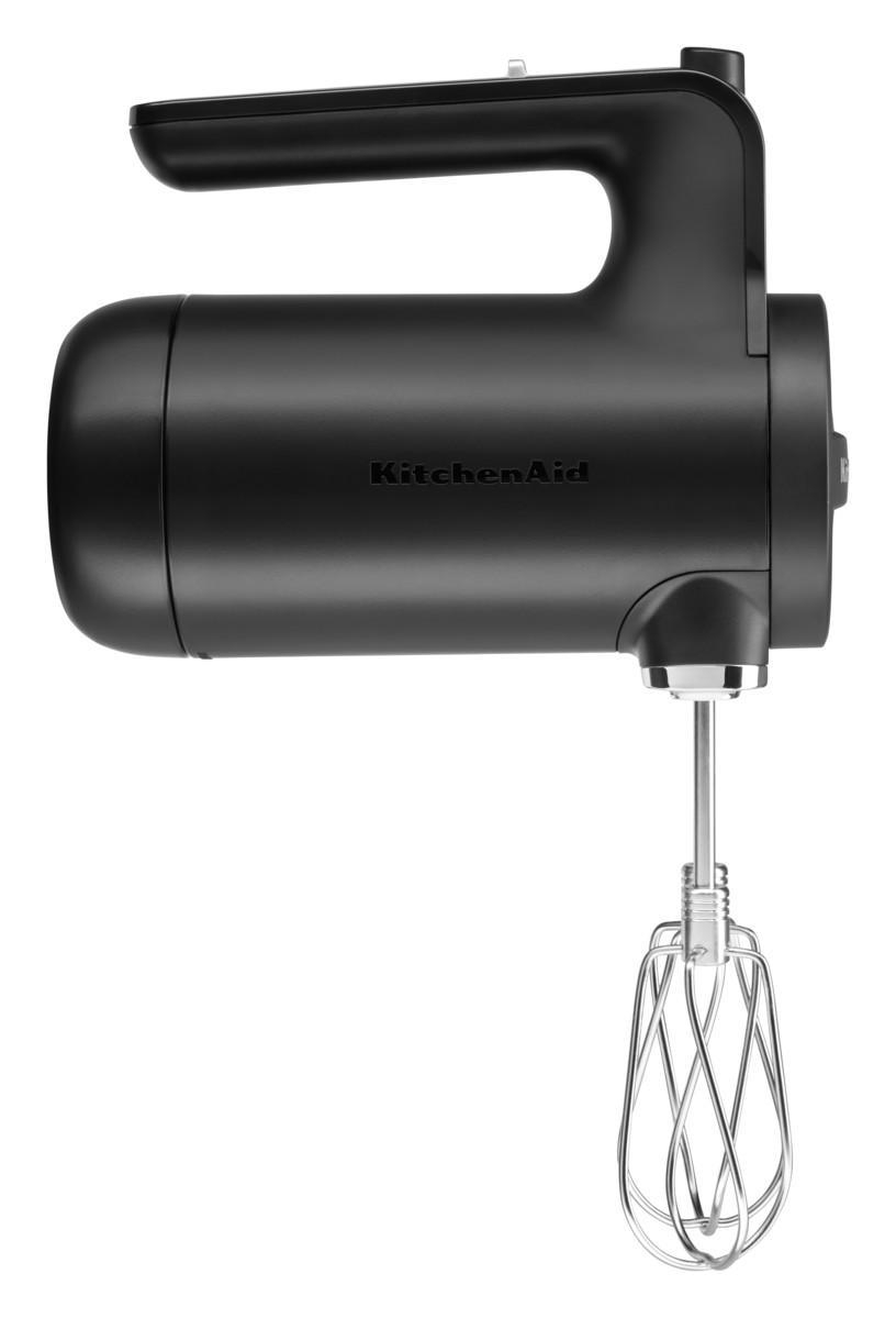 Schwarzer KitchenAid Handmixer. Weißer Hintergrund.