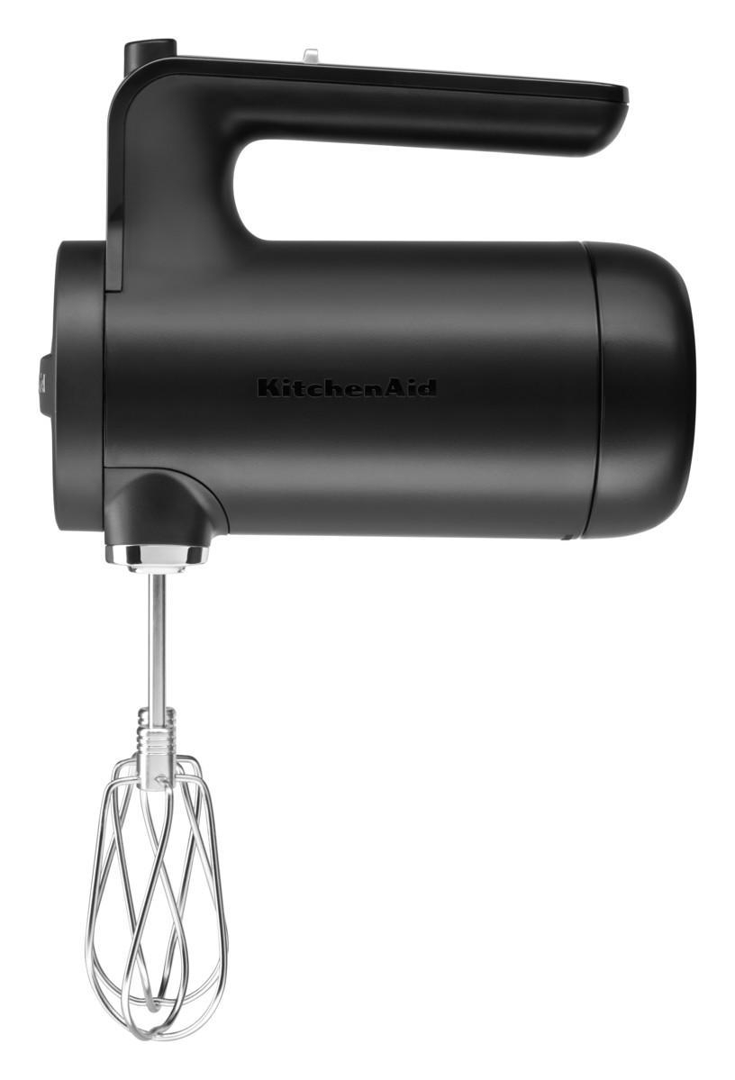 Schwarzer KitchenAid Handmixer. Der Mixer hat einen schwarzen Griff und einen Schneebesenaufsatz.