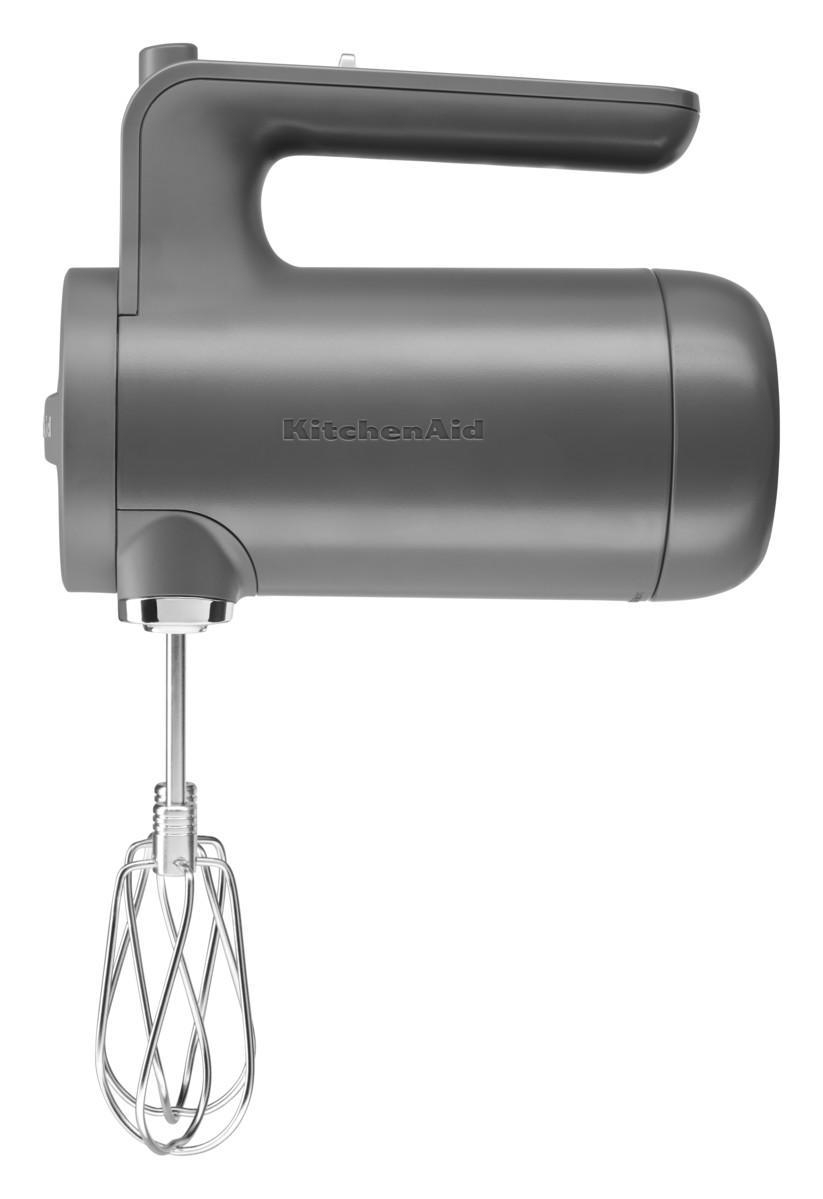 Grauer KitchenAid Handmixer, Seitenansicht. Mit Griff, Gehäuse und Schneebesenaufsatz.