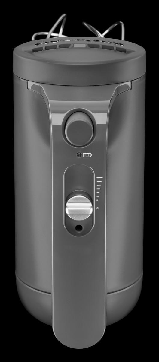 Ein grauer Handmixer mit Knöpfen, Einstellungen und Ladeanzeige.