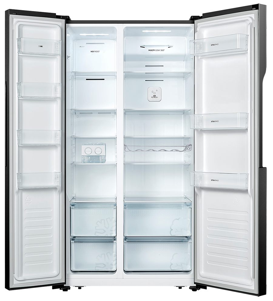 Zwart-witte koelkast met open deuren, met schappen, laden en compartimenten binnenin.