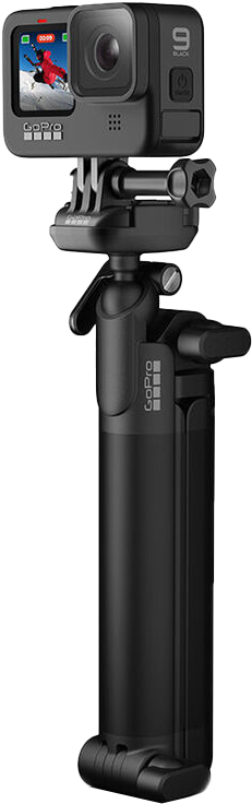 Egy GoPro kamera fekete állványhoz rögzítve. A kamera egy síelőt rögzít.