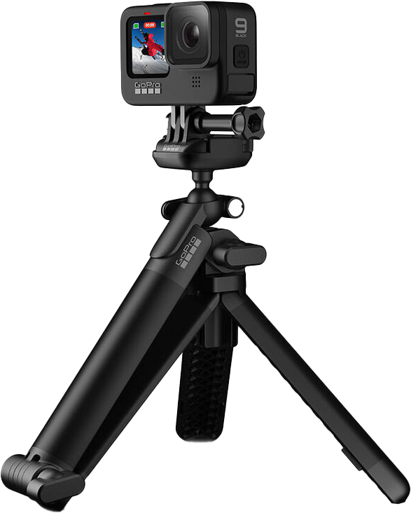 Egy fekete GoPro kamera egy állványon. A kamera egy síelőt jelenít meg a képernyőn.