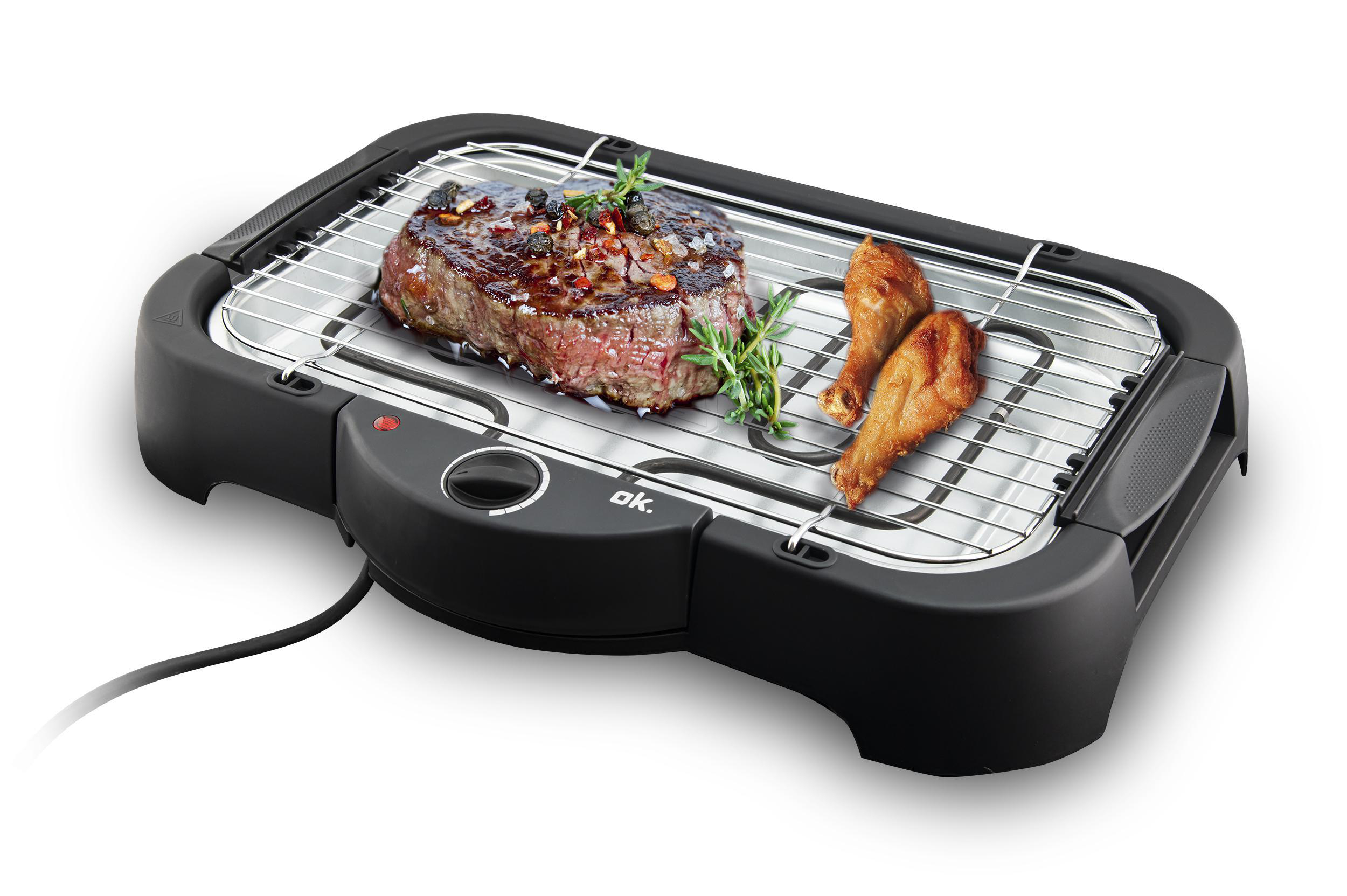 Ein schwarzer Elektrogrill mit einem Steak und Hähnchenschenkeln darauf.