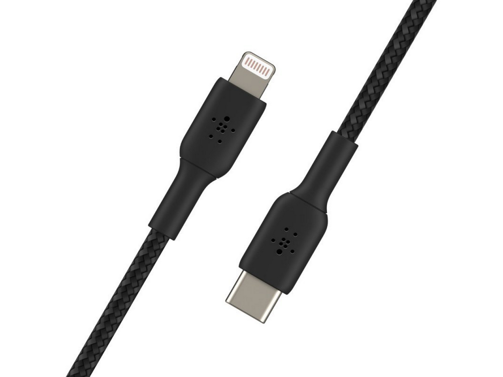 Cable de carga Belkin negro con conector Lightning de Apple y conector USB-C.