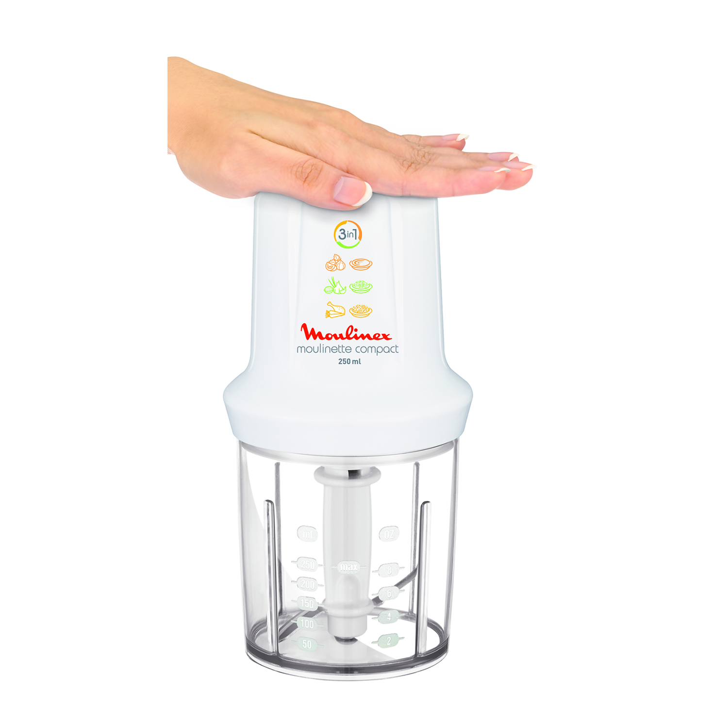 Un tritatutto compatto Moulinex 3 in 1 bianco con una mano sopra, isolato su sfondo bianco.