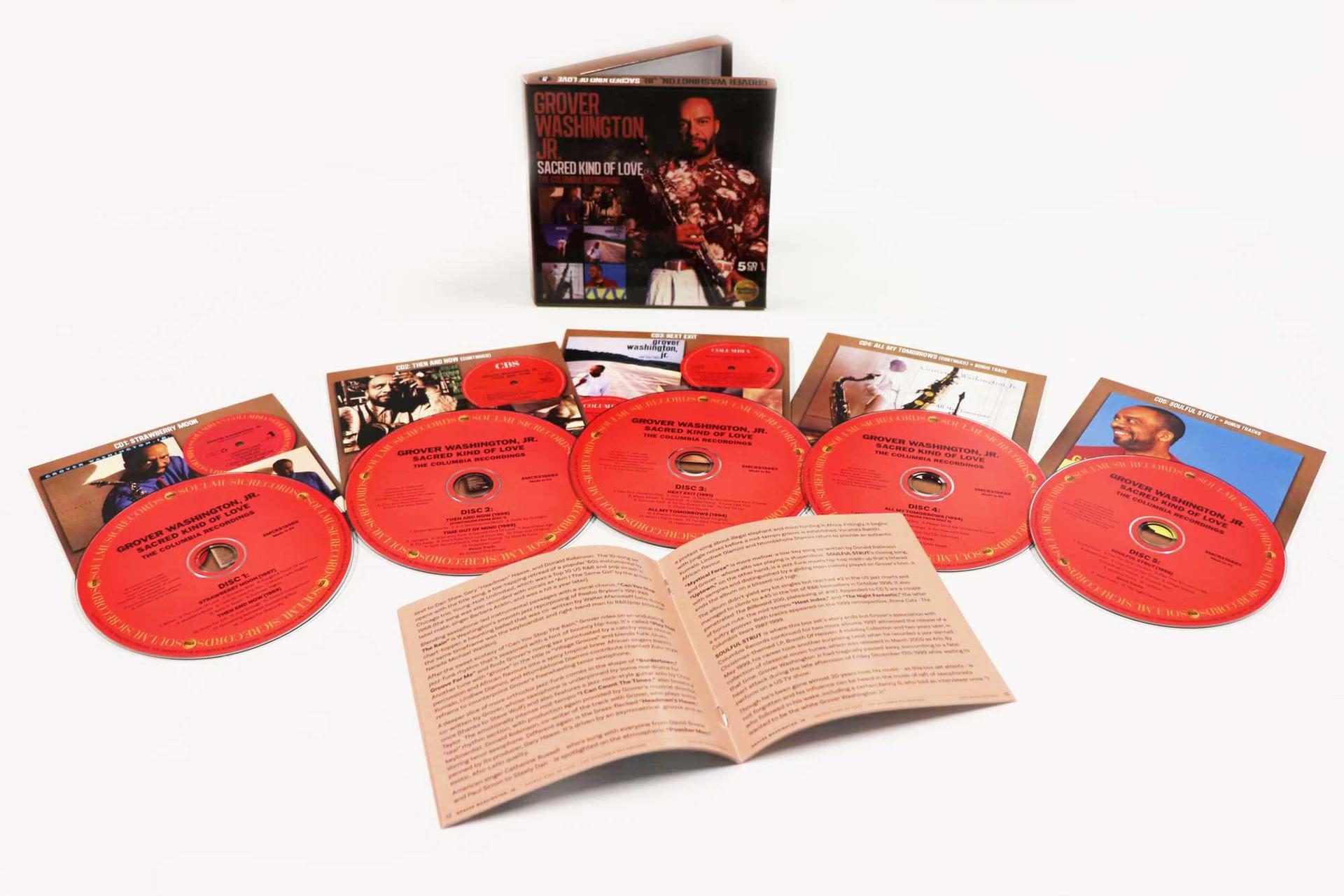 Album-Set mit CDs, Cover-Art und offenem Booklet auf weißer Oberfläche.