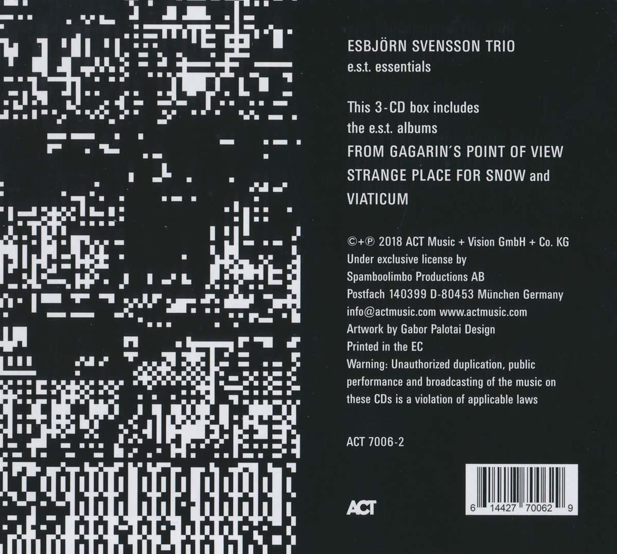 CD-Boxset-Cover mit schwarz-weißer Pixelkunst und Text. Enthält das Essentials-Album von Esbjörn Svensson Trio.