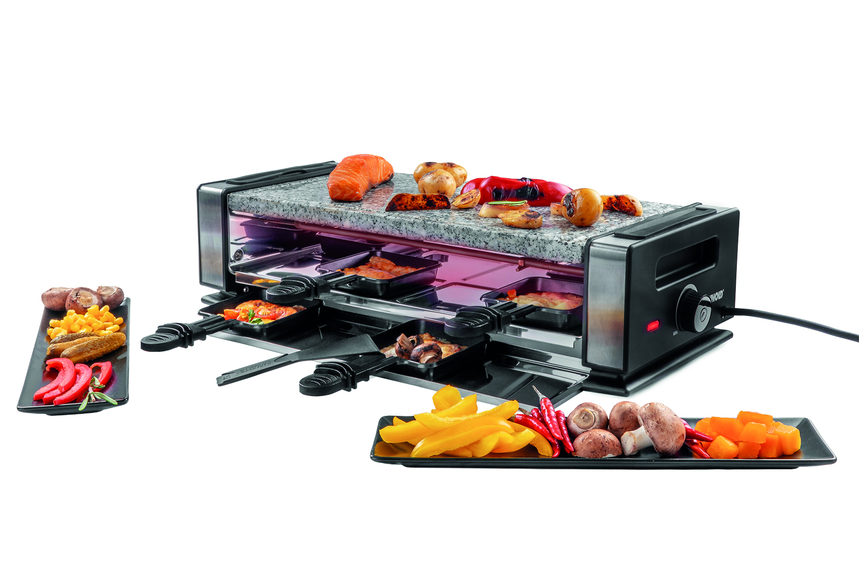 Ein Raclette-Grill mit Essen darauf und Tellern mit Zutaten an den Seiten.