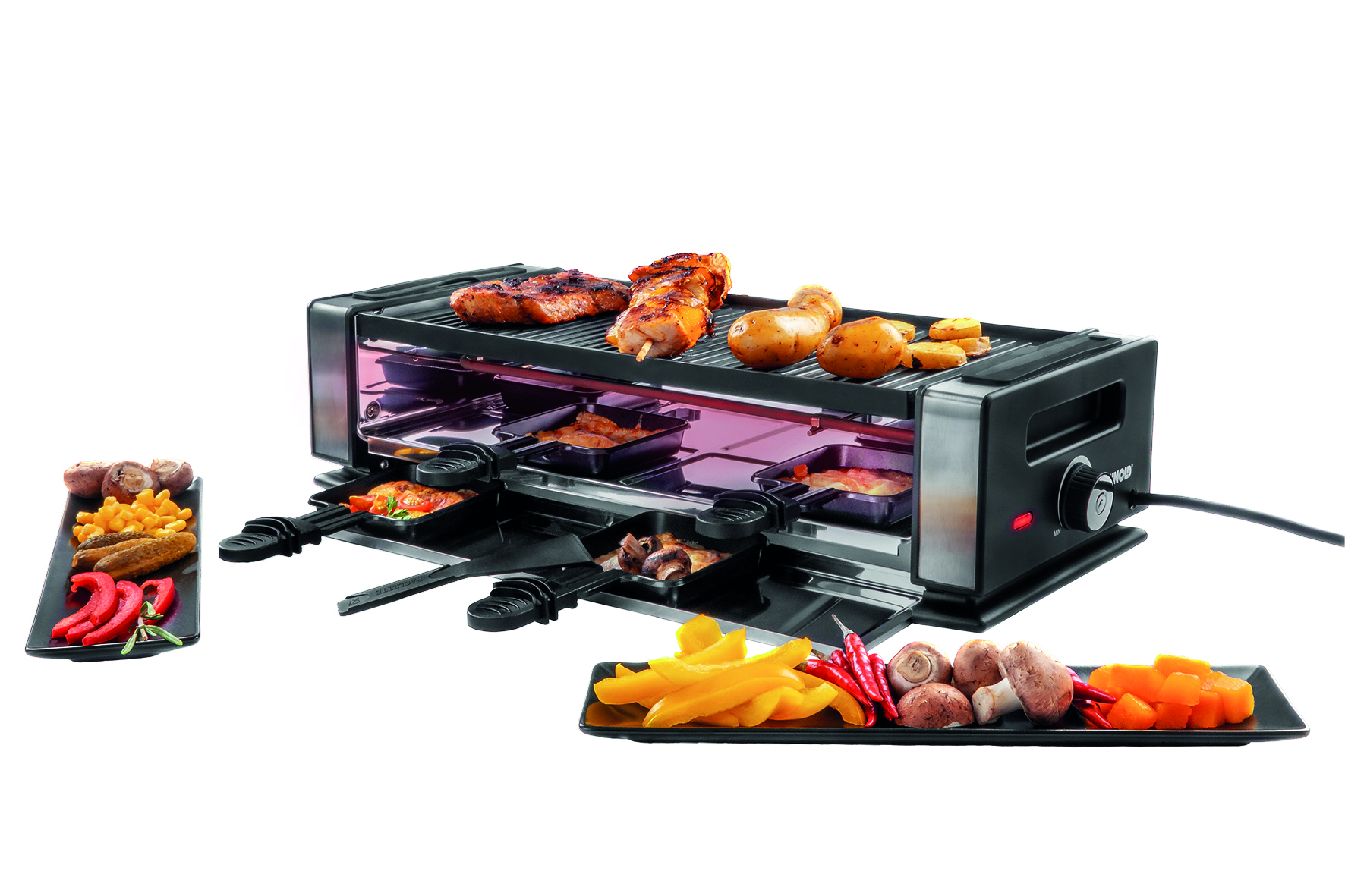 Ein Raclette-Grill mit Essen: gegrilltes Fleisch, Kartoffeln und Gemüse auf Tabletts.
