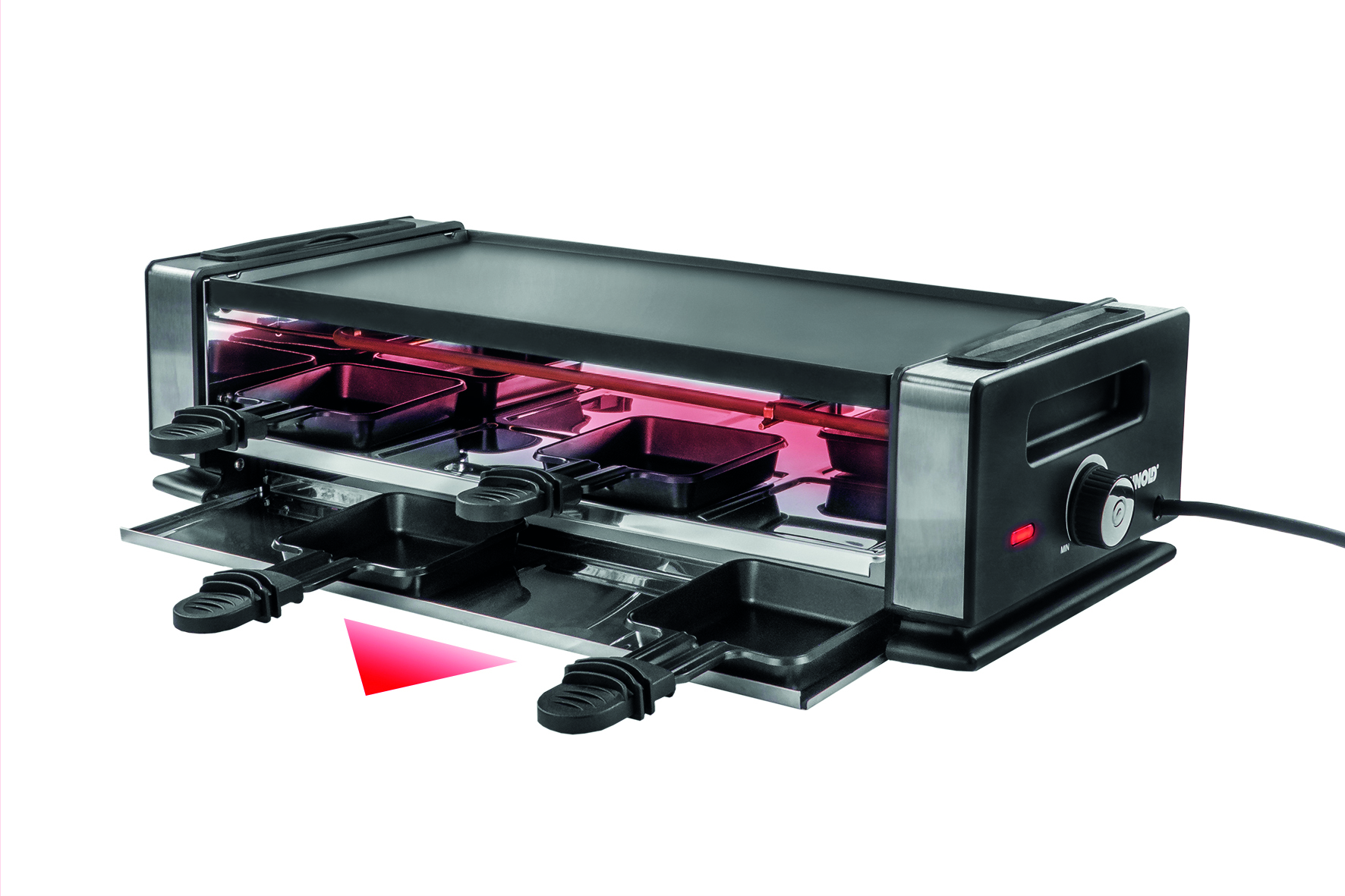 Ein Raclette-Grill mit drei Tabletts, jeweils mit einer Pfanne. Rotes Licht ist sichtbar.
