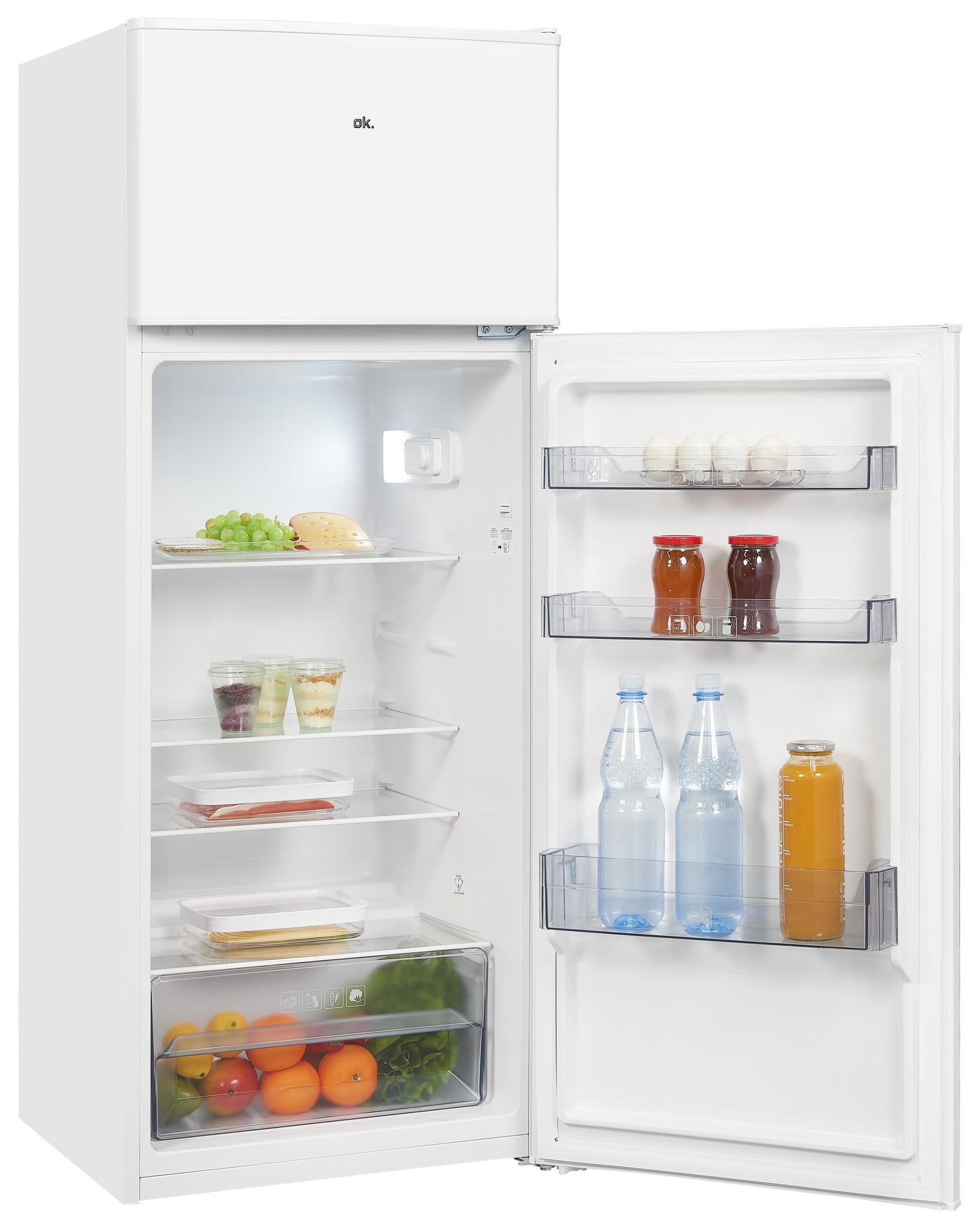 Weißer Kühlschrank mit offener Tür, zeigt Regale mit Essen und Getränken.