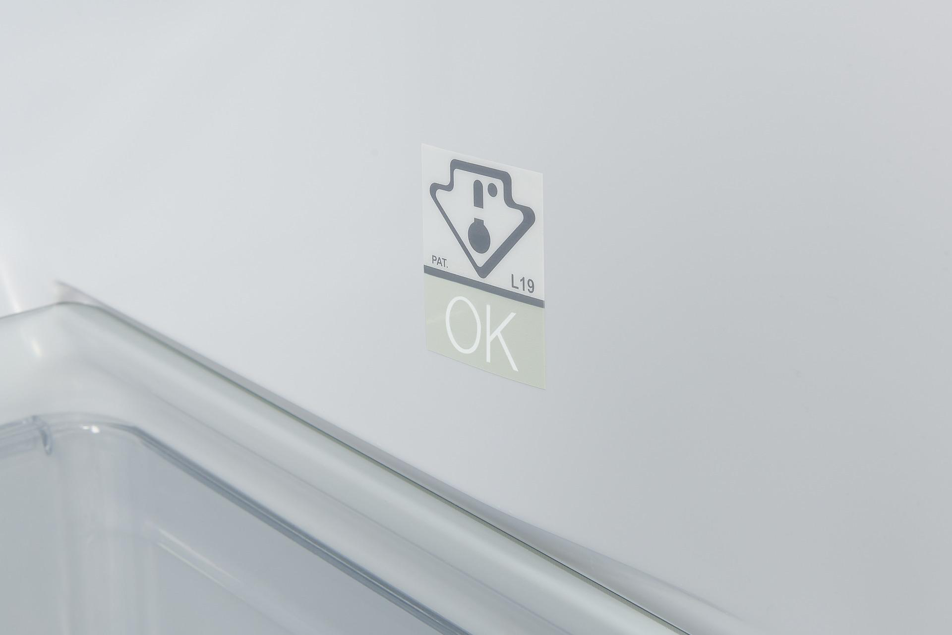 Eine weiße Oberfläche mit einem Aufkleber mit der Aufschrift 'OK' und einem Diamanten.