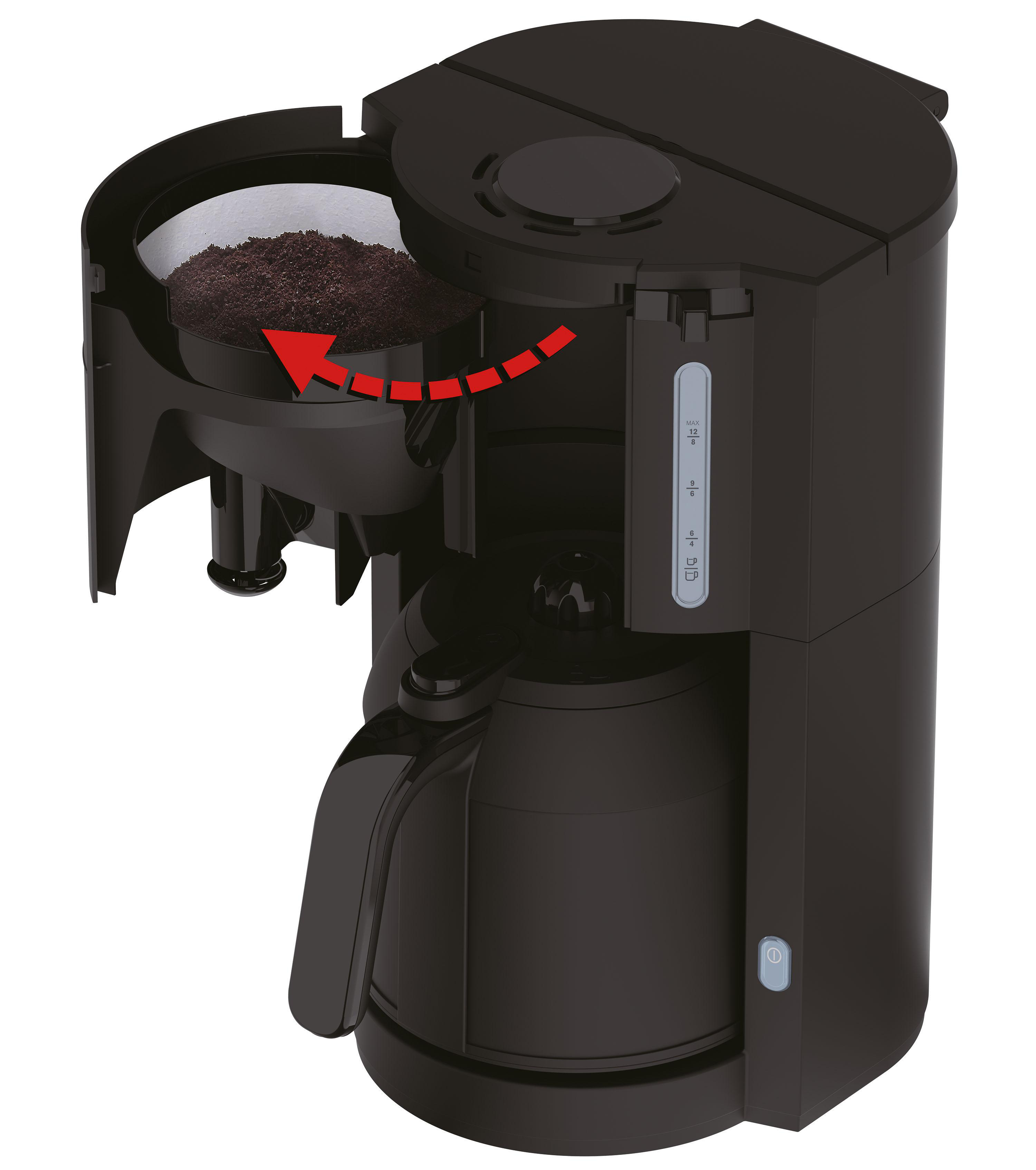Eine schwarze Kaffeemaschine mit offenem Filter. Kaffeepulver und ein Pfeil, der darauf zeigt, sind sichtbar.