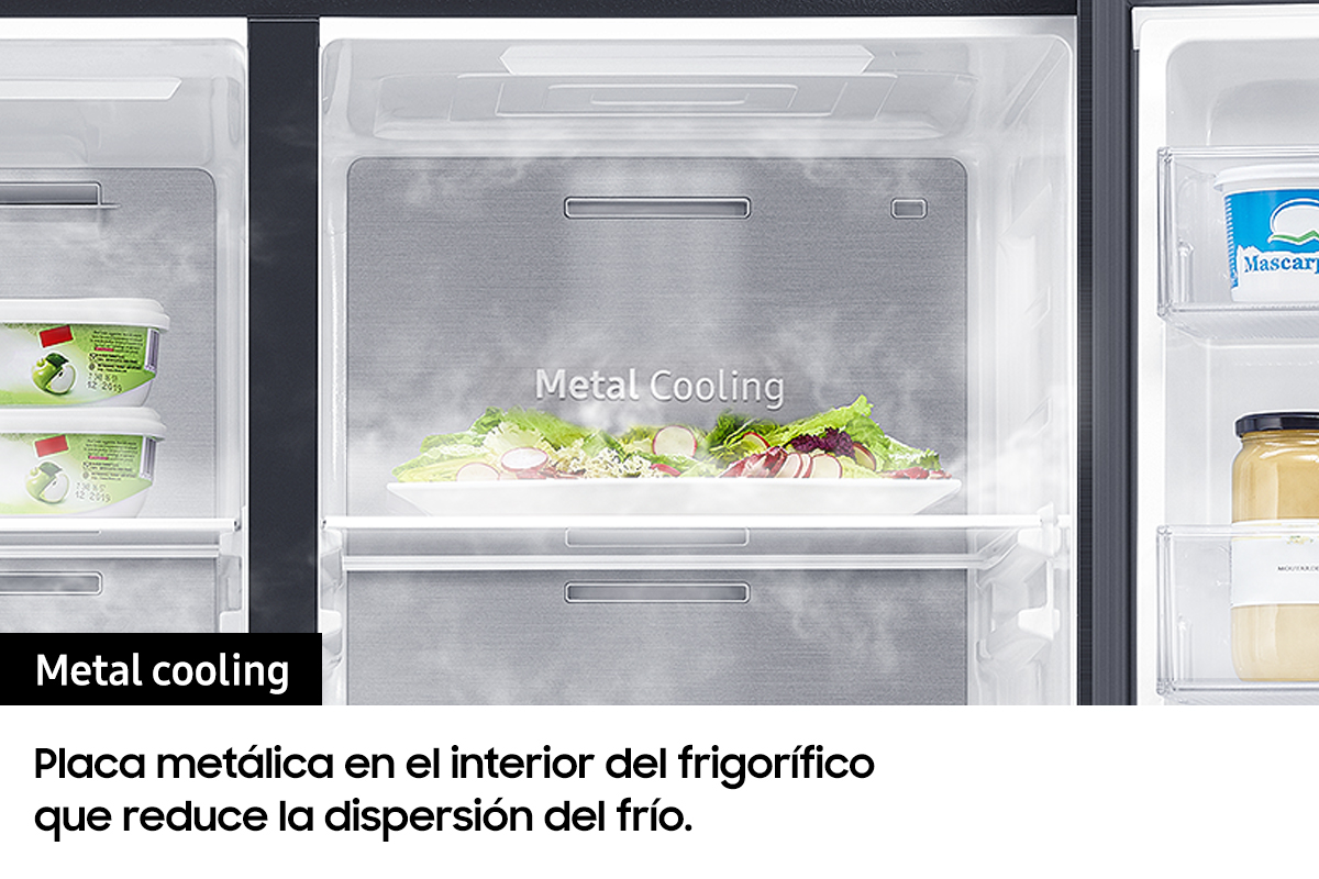 Interior de un refrigerador con una placa de enfriamiento de metal y alimentos. Fondo blanco.