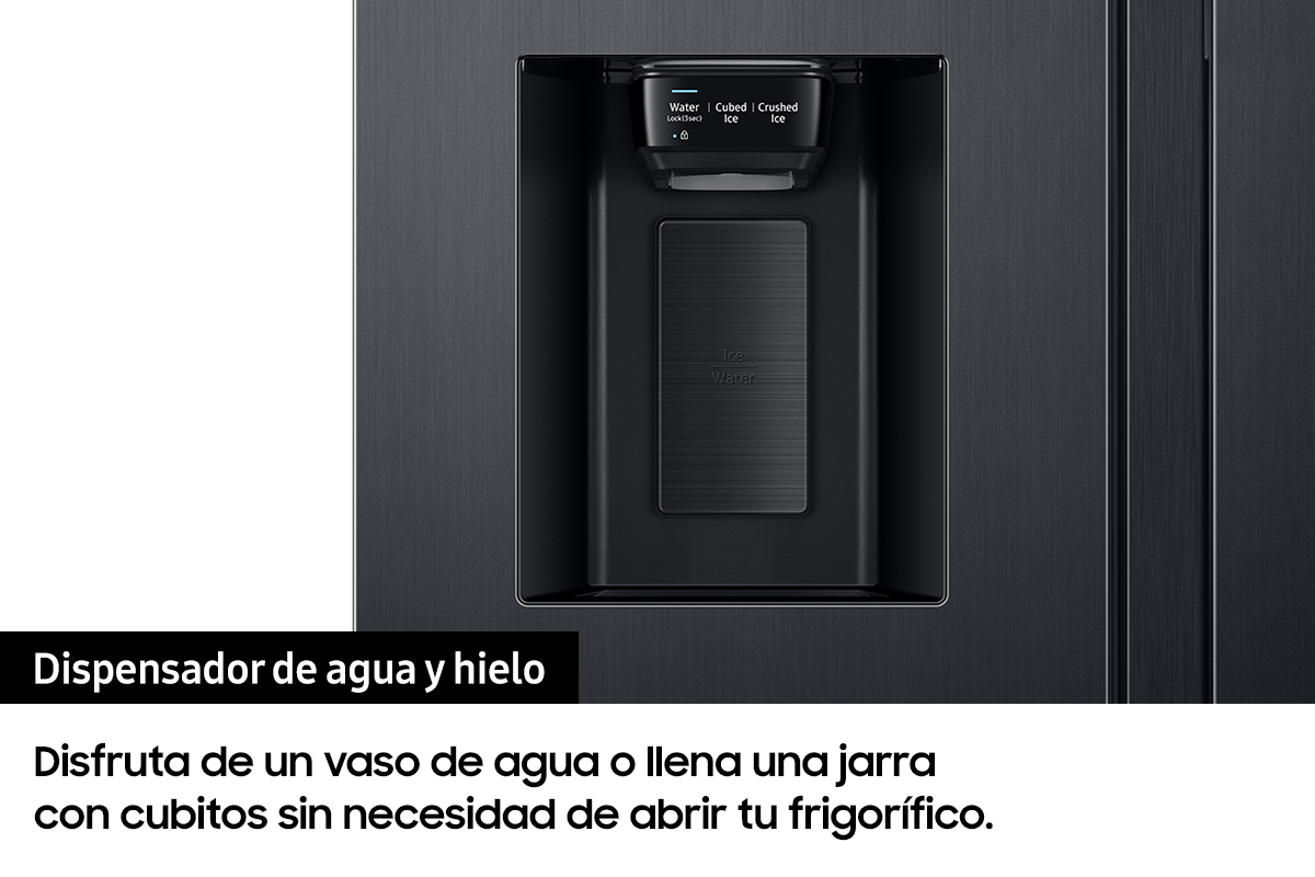 Primer plano de un refrigerador negro con un dispensador de agua y hielo.