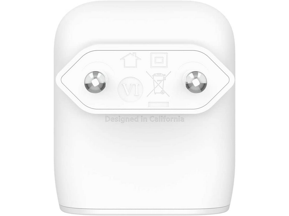 Adaptador de corriente Apple blanco con clavijas. Diseñado en California impreso.
