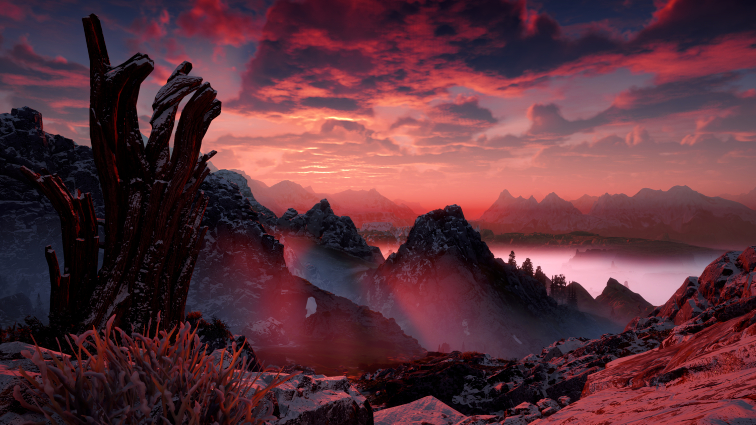 Een landschap met besneeuwde bergen onder een dramatische, oranje en roze zonsonderganglucht.