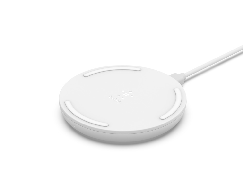 Base de carga inalámbrica blanca con tres pies de goma.