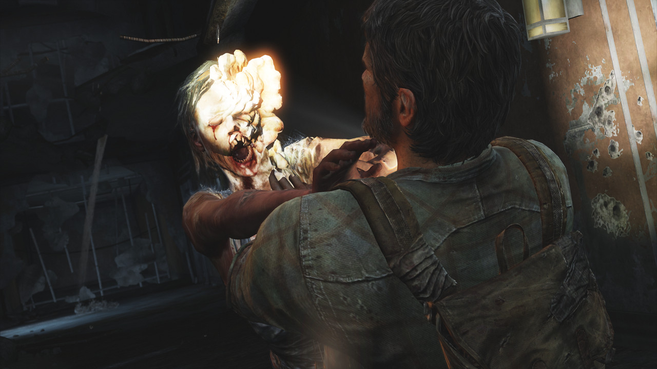 Homme combattant un zombie dans une pièce sombre. Le zombie a un visage grotesque, infecté.