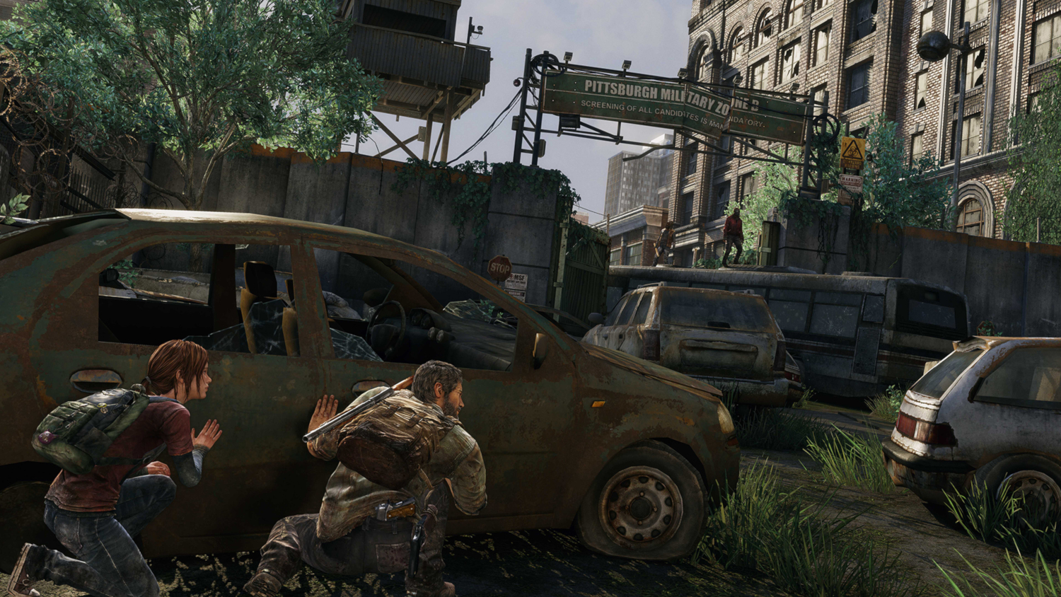 Deux personnes sont accroupies derrière une voiture dans une ville post-apocalyptique, un panneau en arrière-plan.