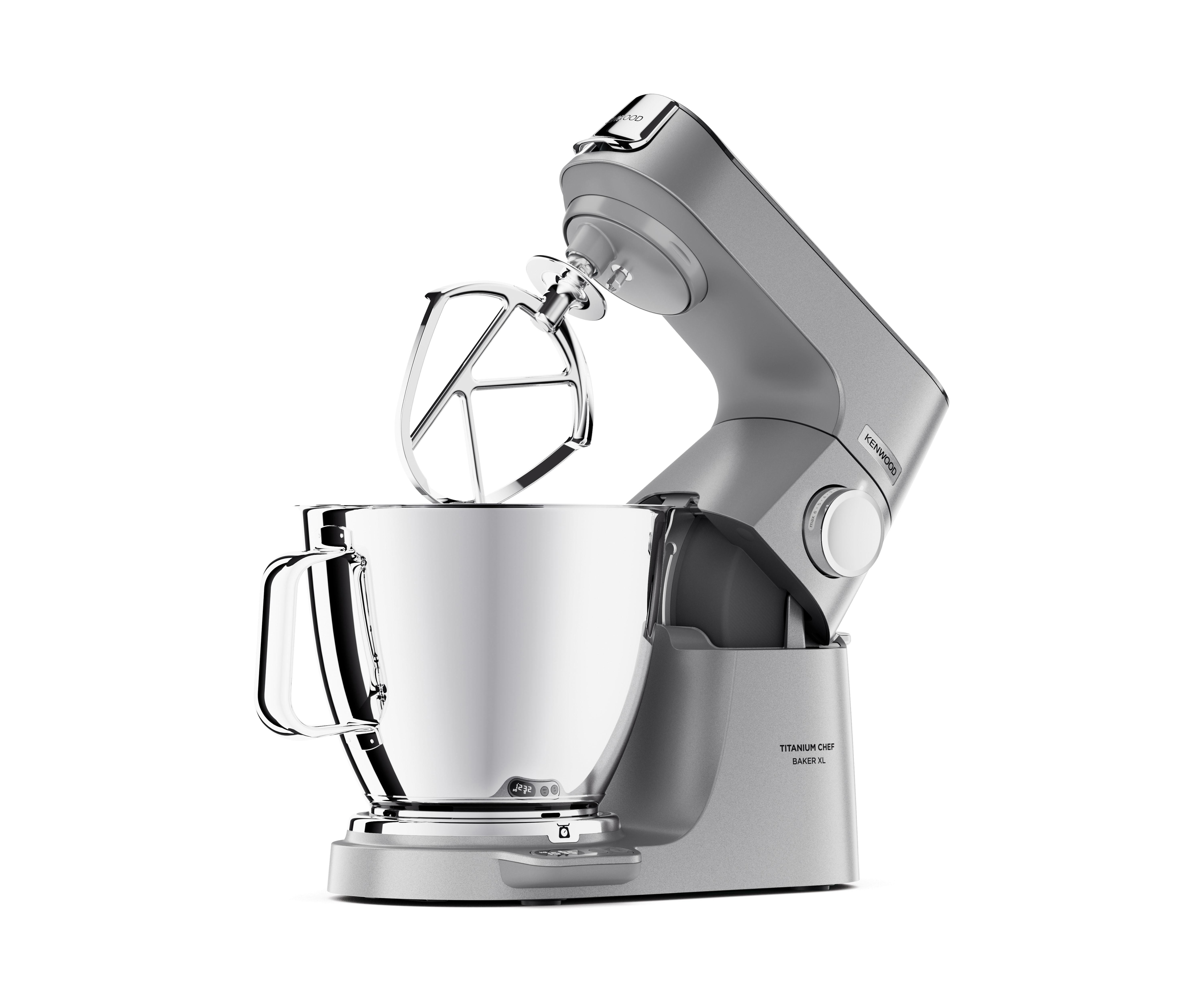 Ein silberner Küchenmixer mit Rührschüssel und Aufsatz. Weißer Hintergrund.