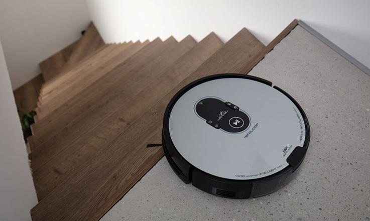 Robot porszívó fa lépcsőn. Felülnézet.