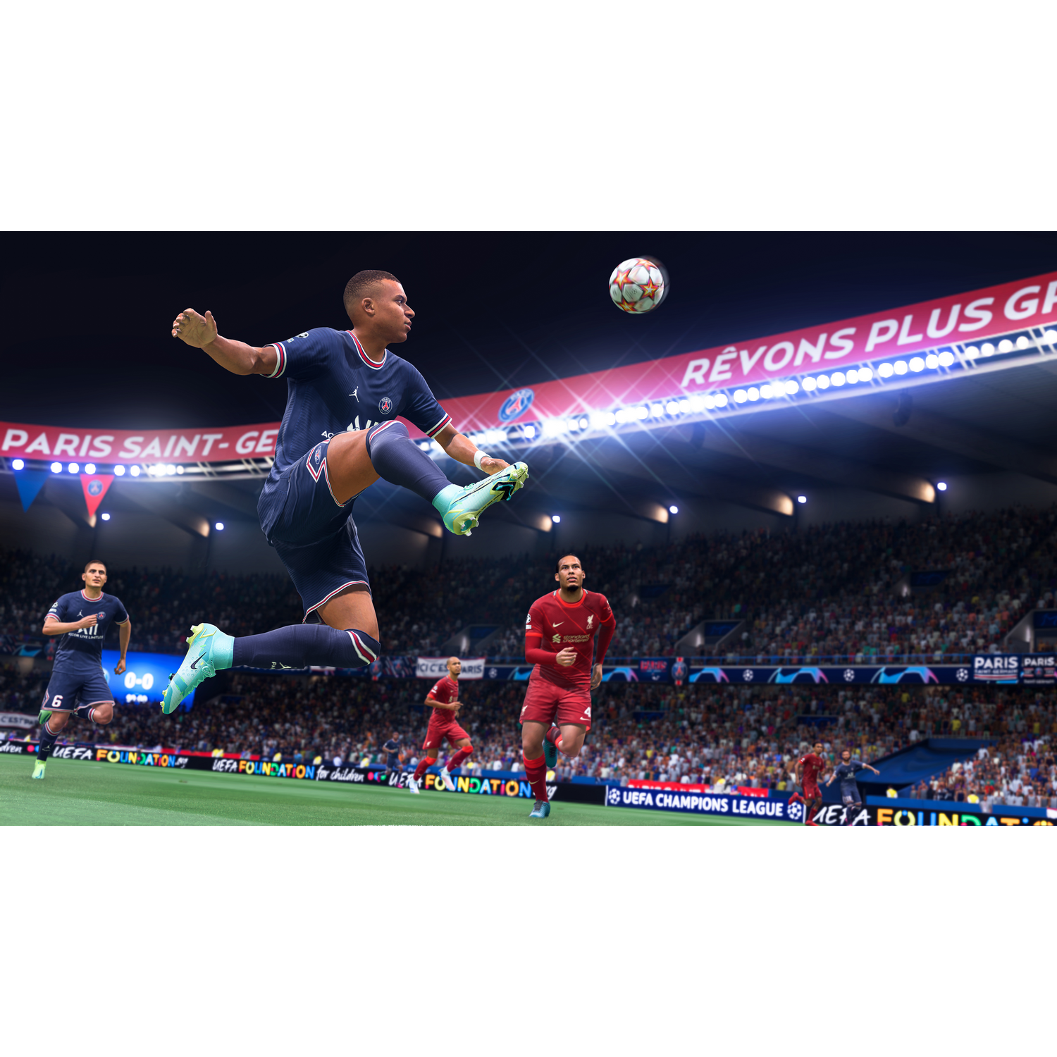 Partido de fútbol con un jugador pateando el balón en el aire, otros jugadores y aficionados en el fondo.