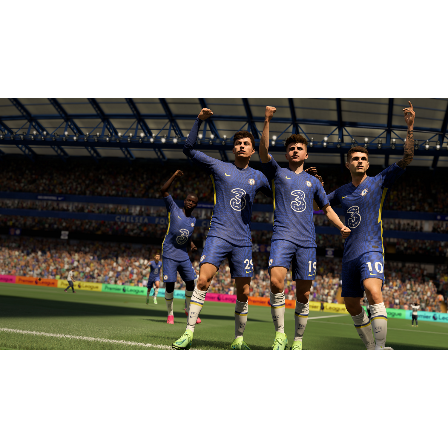 Cuatro jugadores de fútbol con camisetas azules celebran en un campo verde.