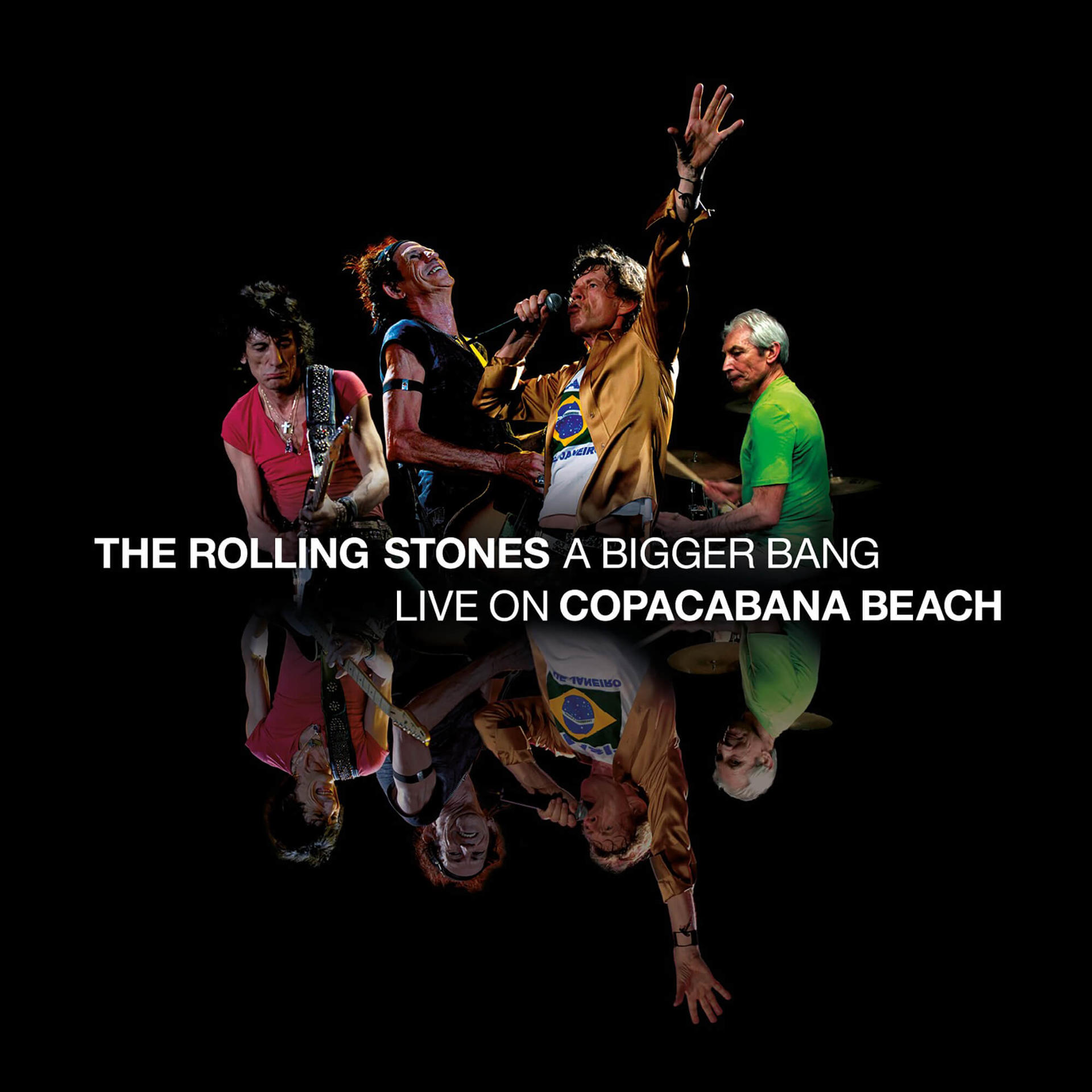 A Rolling Stones a színpadon énekel, és hangszeren játszik.