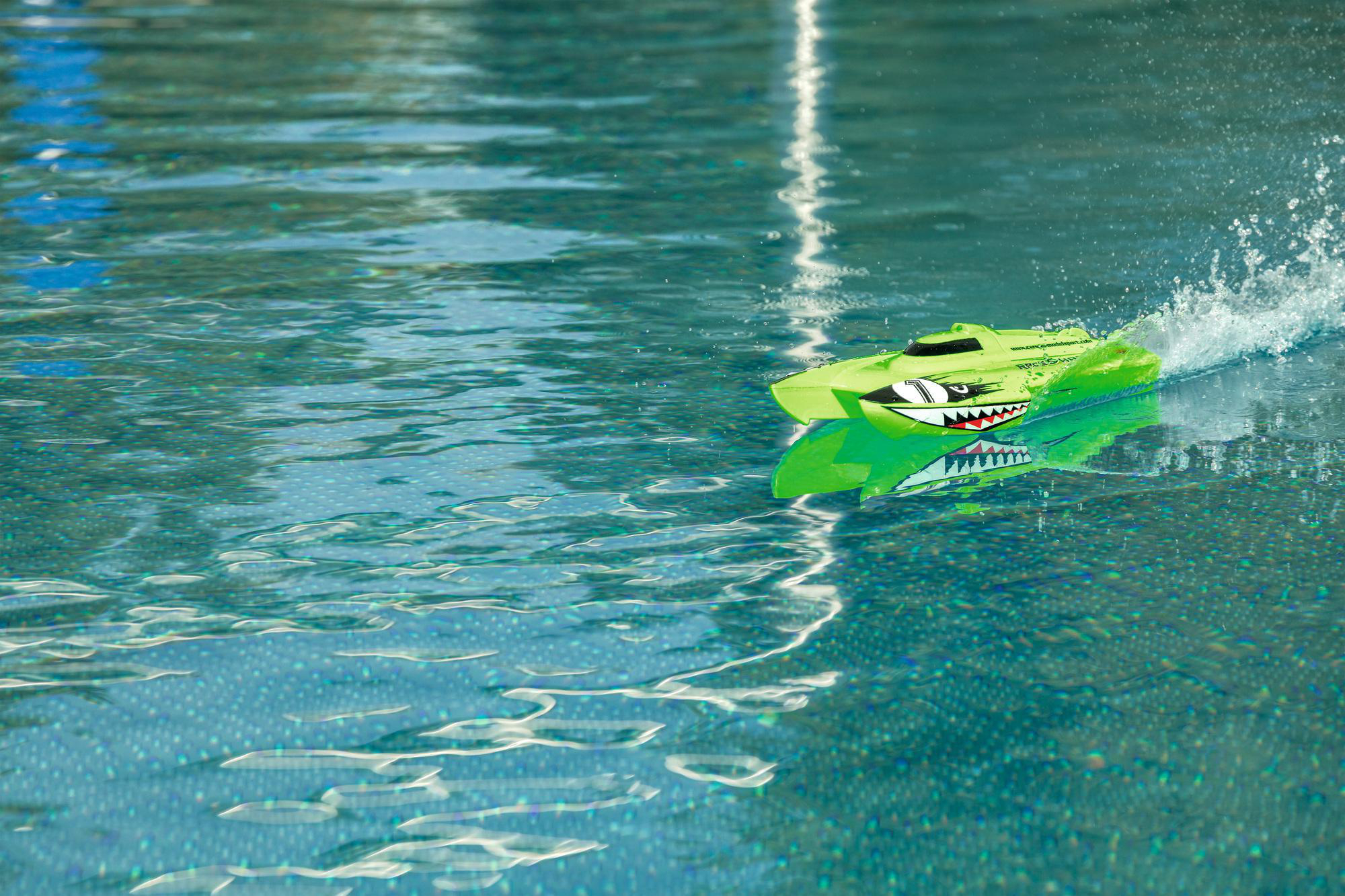 CARSON Race Shark FD 2.4G 100% RTR ferngesteuertes Boot, Grün