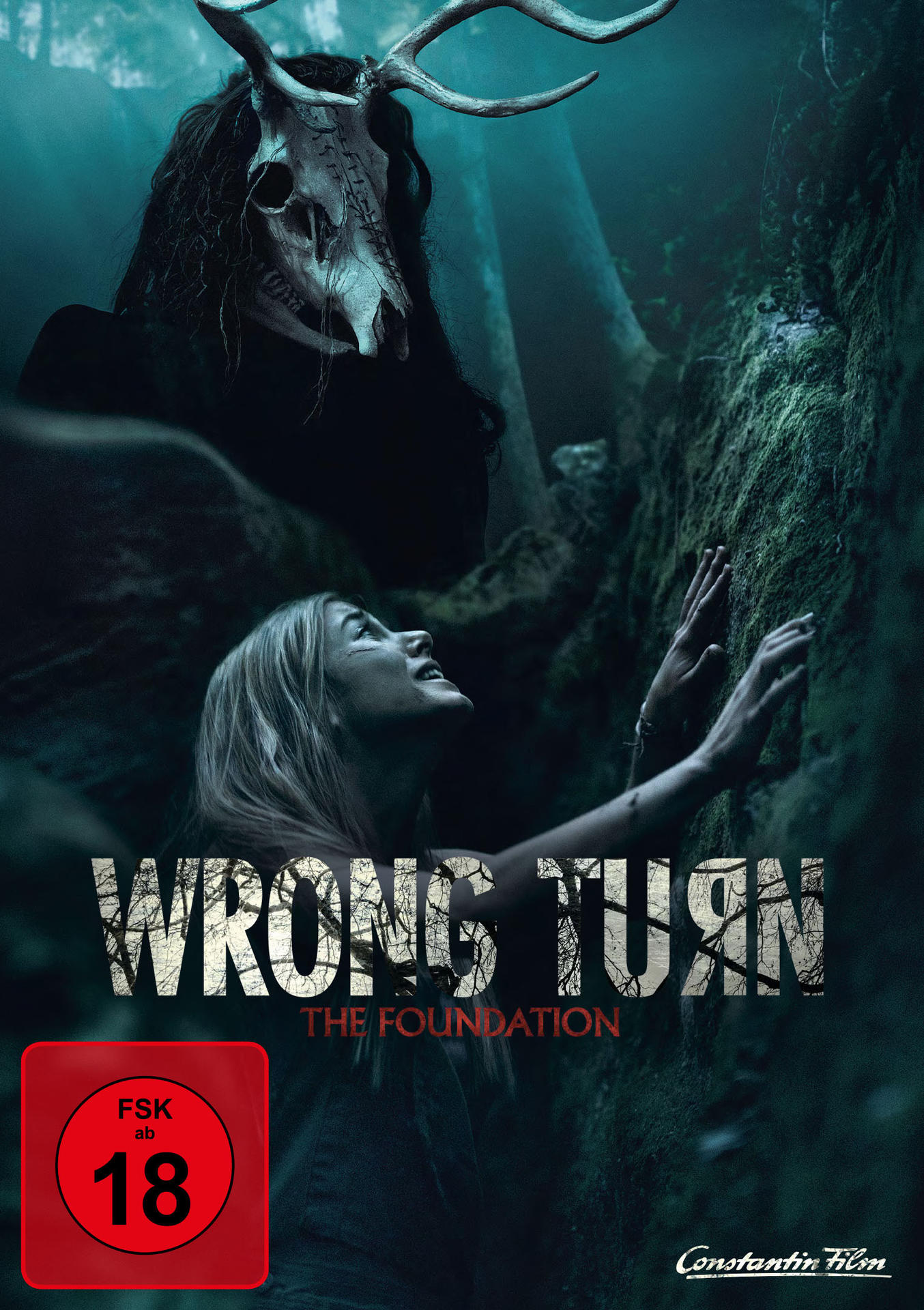 Wrong Turn Filmcover. Eine Frau blickt zu einer schädelmaskierten Figur in einer Waldumgebung auf.