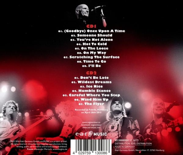 Rückseite eines CD-Albums mit einem Live-Bandfoto. Titelliste und Album-Infos sind sichtbar.