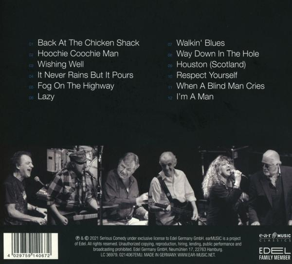 Albumcover mit Bandmitgliedern auf einer Bühne.