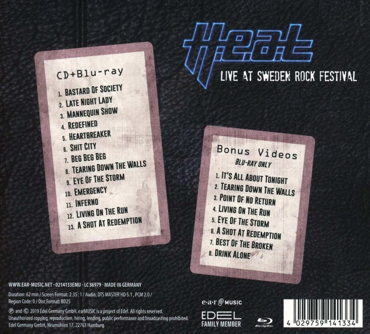 Zwei CD/Blu-ray-Hüllen mit Songtiteln, schwarzer Hintergrund, weiße Schrift.