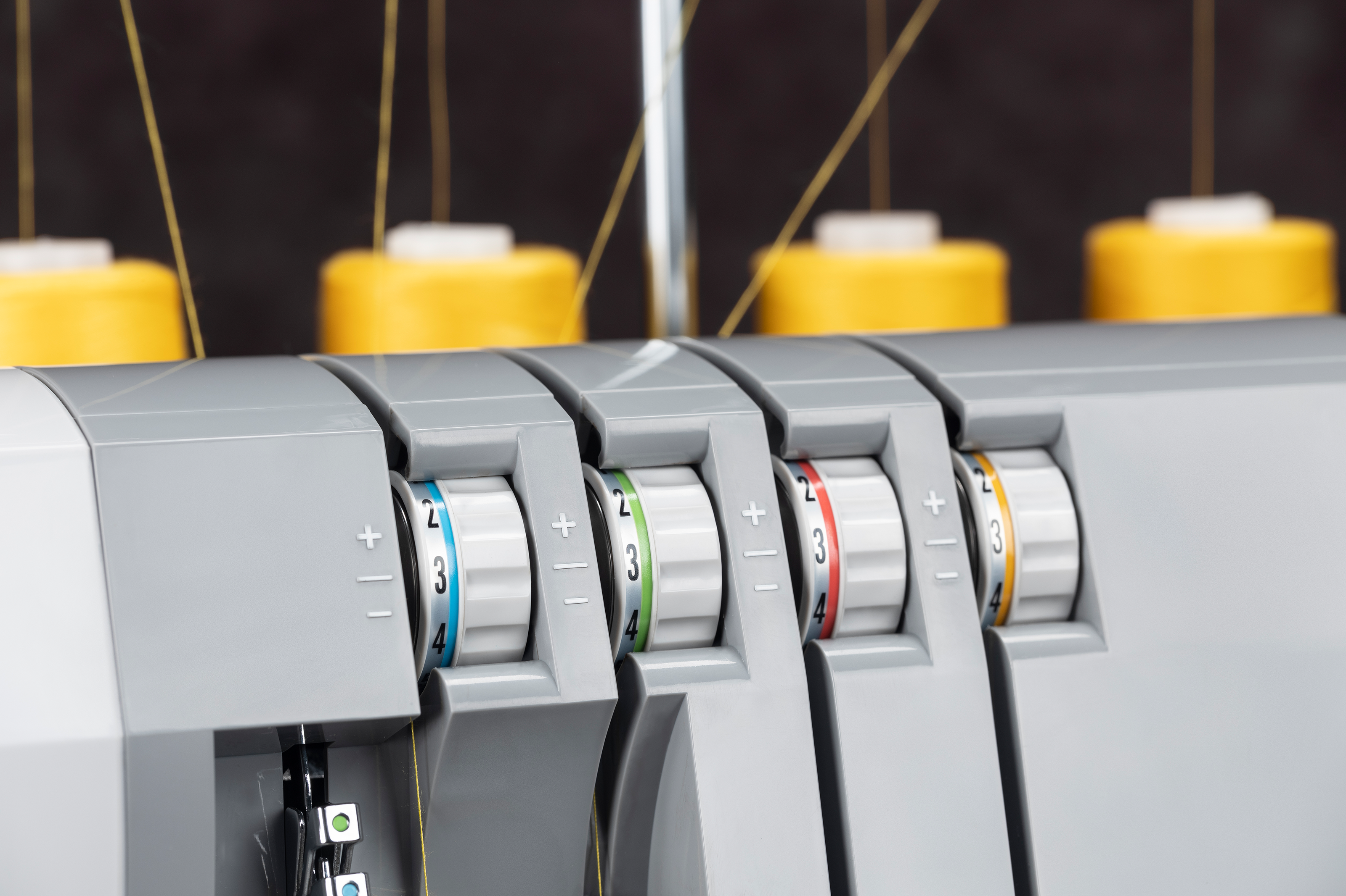 SINGER Overlock HD050S Nähmaschine (110 Watt, Freiarmnähen, Grau)