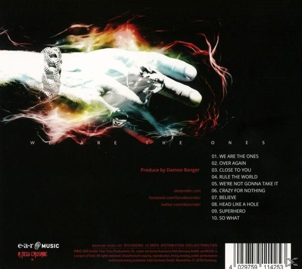 CD-Cover mit einer Hand und bunten Flammen sowie Text mit Songtiteln.