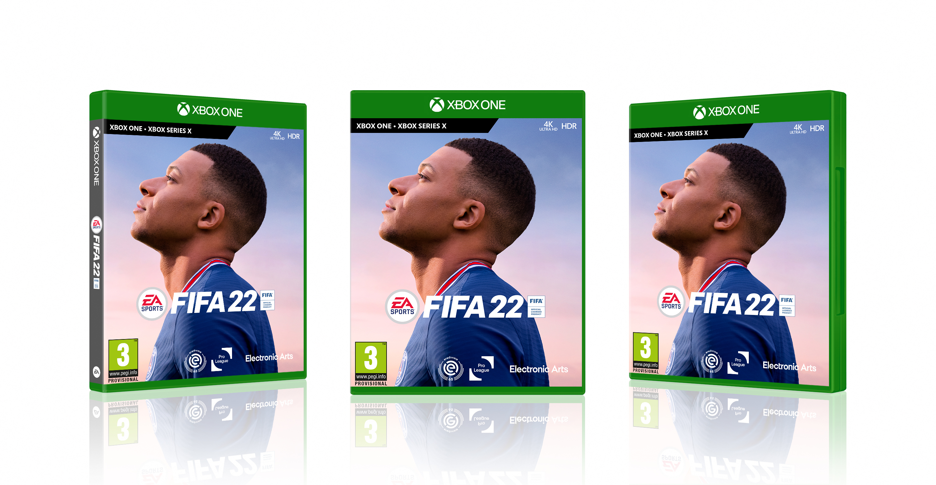 Drie videogameboxen voor FIFA 22, met een mannengezicht, op een groene achtergrond.