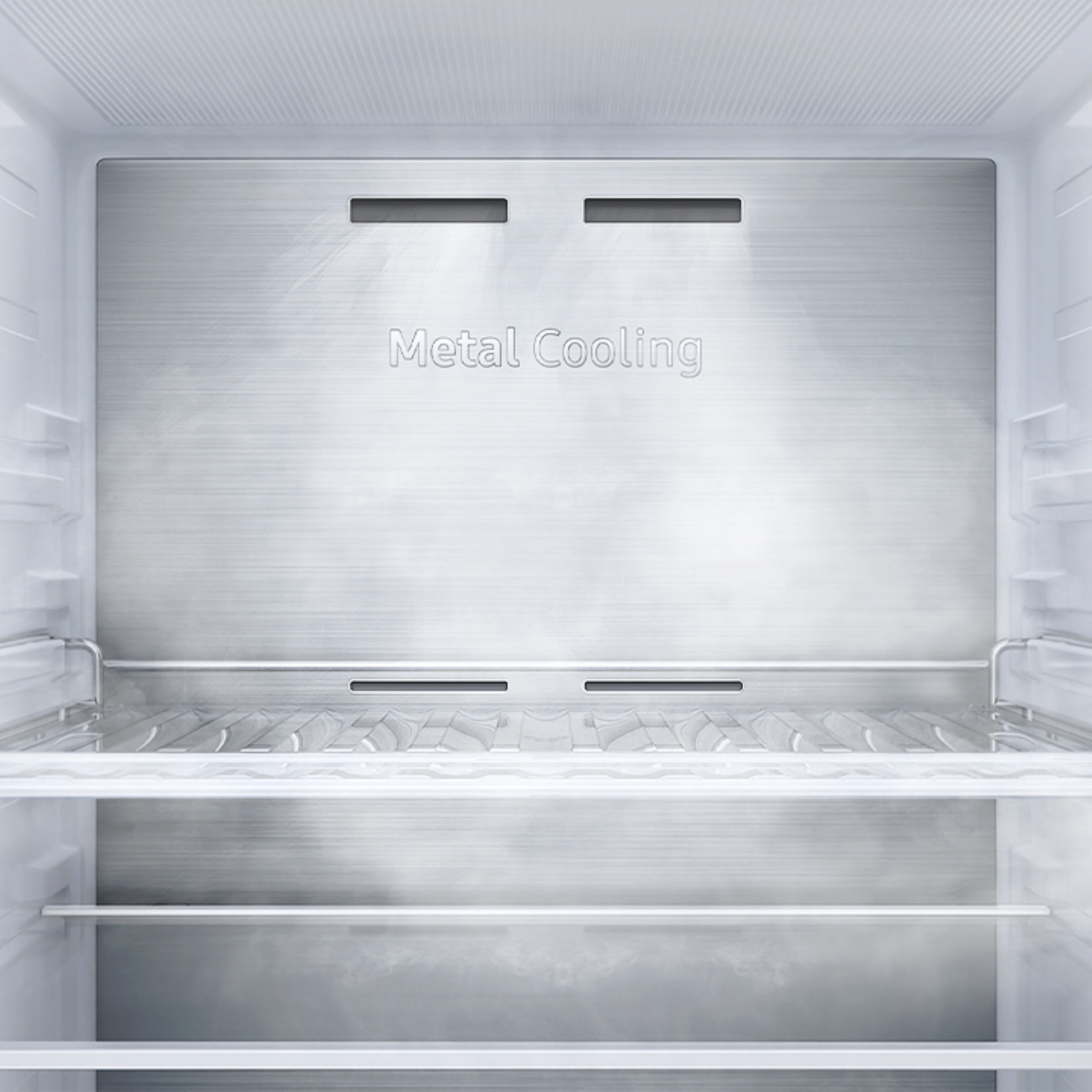 Im Inneren eines leeren Kühlschranks mit Metallplatte und Regalen.