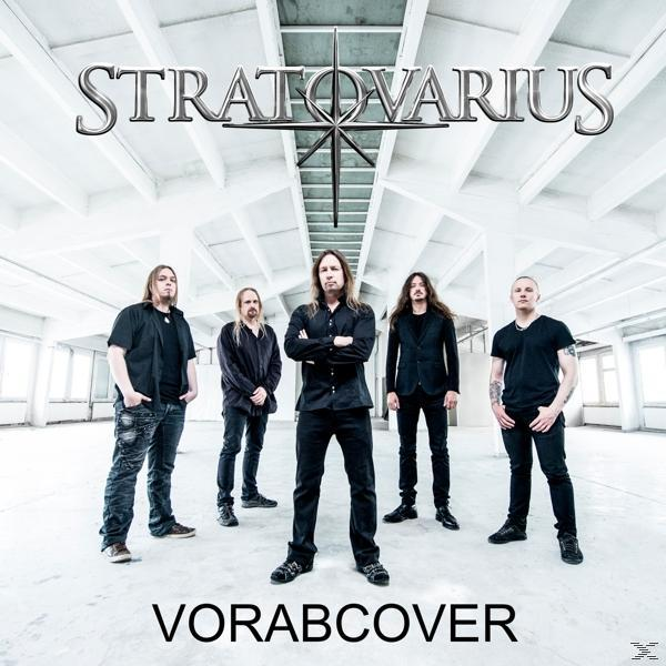 Stratovarius Bandmitglieder posieren in hellem Raum. Bandname und 'Vorabcover' oben und unten.