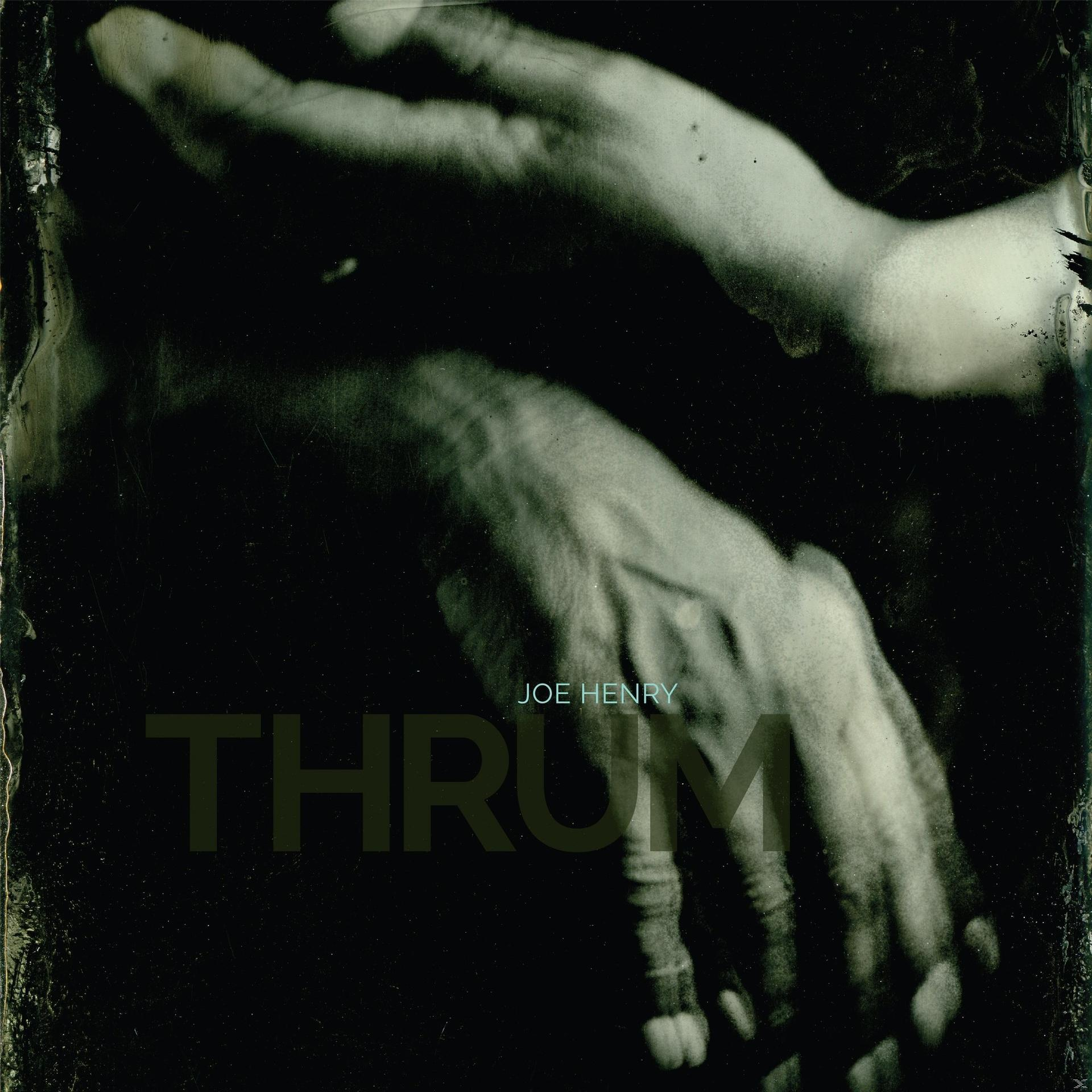 Albumcover für 'Thrum' von Joe Henry. Zwei Hände mit dunklem Hintergrund.
