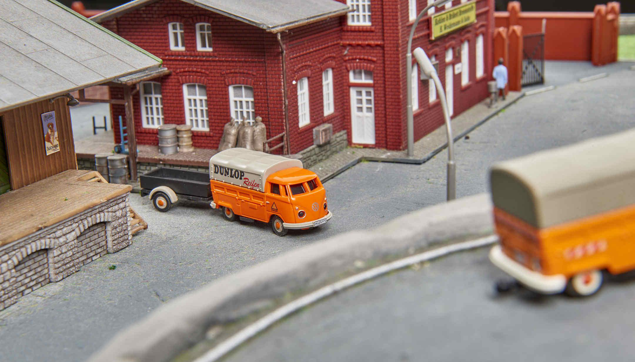CARSON 1:87 VW T1 Bus Dunlop m.Anhänger 100% RTR ferngesteuertes Miniaturfahrzeug, Orange
