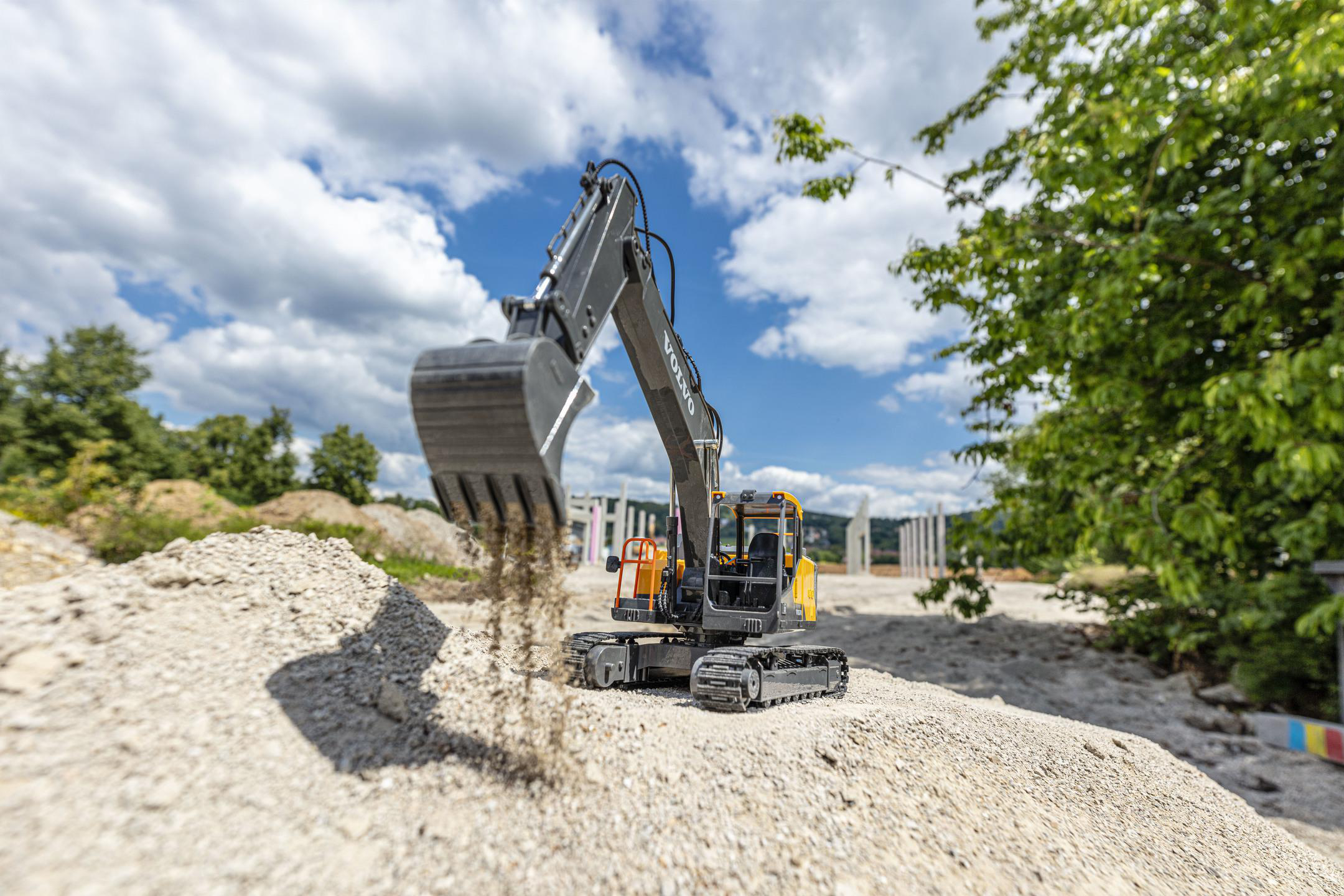 CARSON 1:16 Raupenbagger Volvo 2.4G 100% RTR ferngesteuertes Baufahrzeug, Gelb