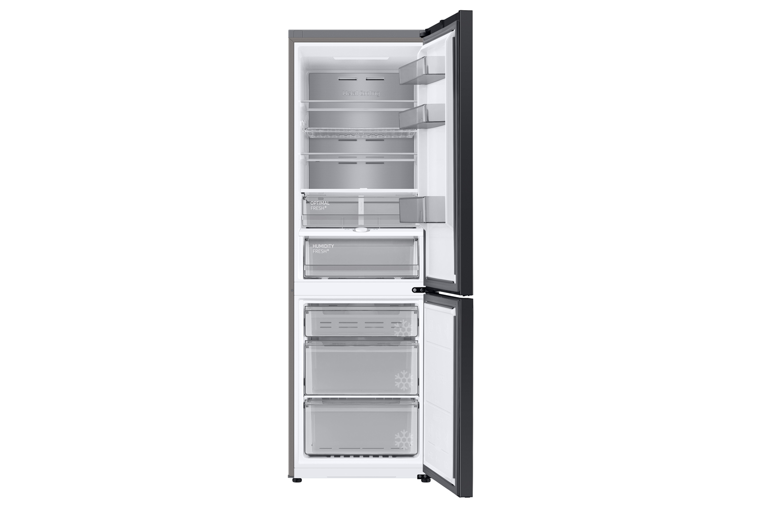 Een koelkast met de deur open, met planken, laden en diverse voedselopslagcompartimenten.