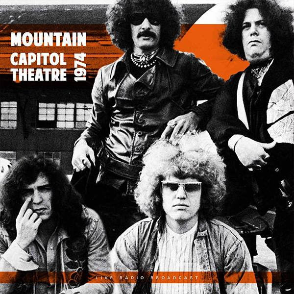 Pochette d'album. Quatre hommes posant. Le nom de l'album et le mot LIVE! sont en haut. Un fond noir et orange.