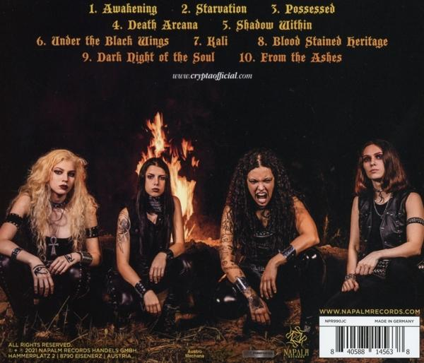 Albumcover für Crypta, mit Bandmitgliedern in dunkler Kleidung, die in der Nähe eines Feuers posieren.